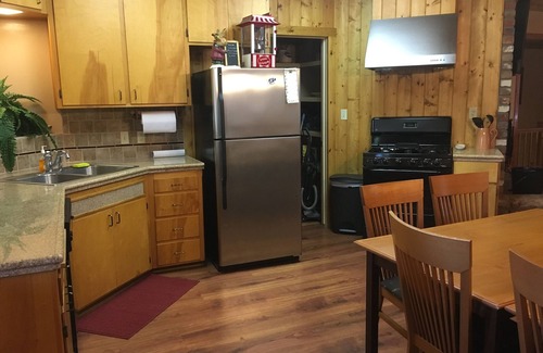 Oakhurst Cabina | Parque Nacional de Yosemite (15 millas) / Bass Lake (3 minutos) CuteCabin w / HOT TUB