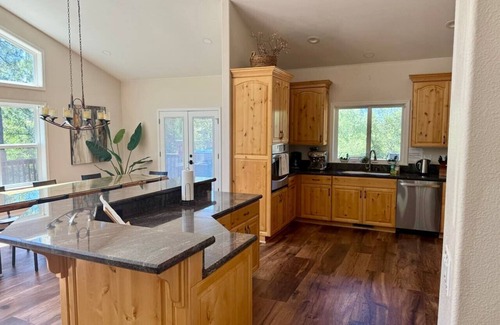 Mariposa Casa | Yosemite Retreat with BBQ and Wifi