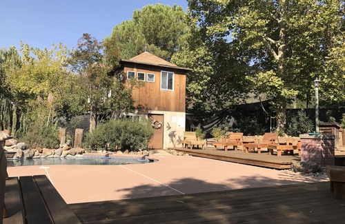 Coulterville Casa | Retiro rústico de Yosemite con piscinas, manantiales, perros!