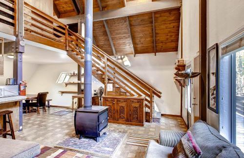 North Wawona Casa | Yosemite's Creekside Birdhouse
