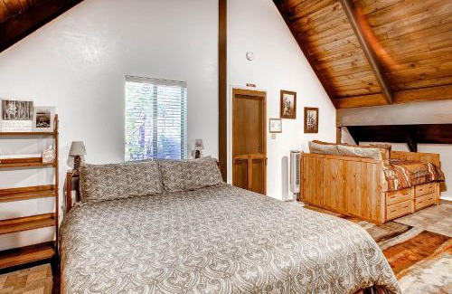 North Wawona Casa | Yosemite's Creekside Birdhouse