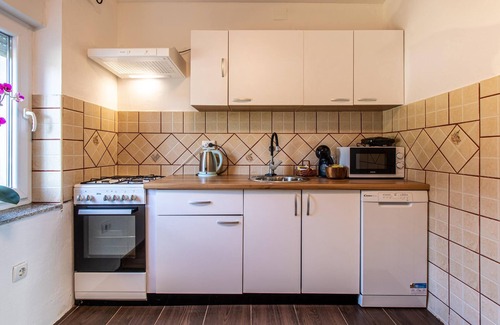 Lovinac Casa | You can enjoy a relaxing vacation in this beautiful vacation home.