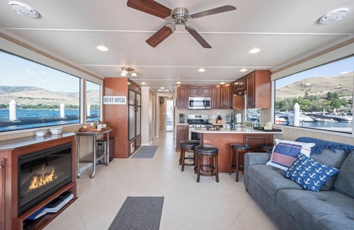 Chelan Alquiler De Eote | You can't beat these views w/ this unique houseboat ON Lake Chelan