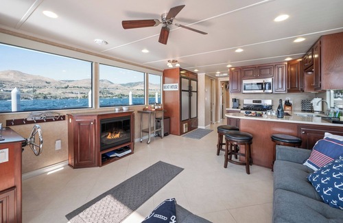 Chelan Alquiler De Eote | You can't beat these views w/ this unique houseboat ON Lake Chelan