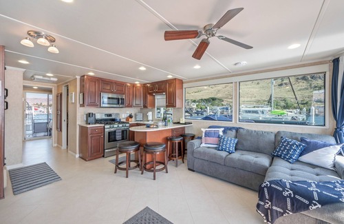 Chelan Alquiler De Eote | You can't beat these views w/ this unique houseboat ON Lake Chelan
