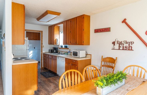 Weatherford Casa | You Don’t Want to Miss This! Full Kitchen, Outdoor Pool, Free Parking!