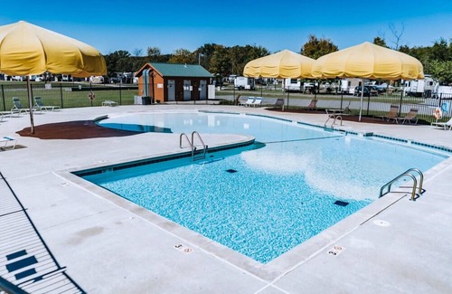 Weatherford Casa | You Don’t Want to Miss This! Full Kitchen, Outdoor Pool, Free Parking!