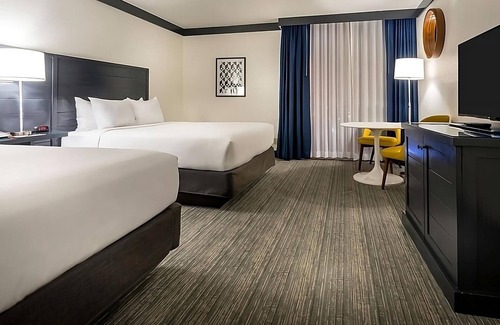 Las Vegas Hotel | You Found it, Amenity Packed Property Near Shark Reef Aquarium and High Roller!