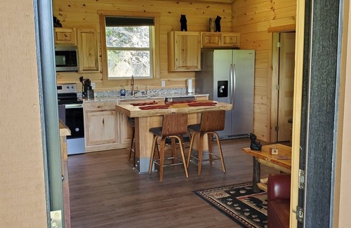 Whittier Cabina | You found the one! 13 mi to WCU, 8 mi to Casino! Dog friendly & HOT TUB! tubing