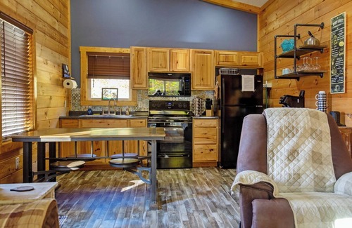 Whittier Cabina | 8 mi to Casino 11 mi to Polar Express, Hot tub, robes and Views, dogs ok