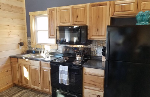 Whittier Cabina | 8 mi to Casino 11 mi to Polar Express, Hot tub, robes and Views, dogs ok