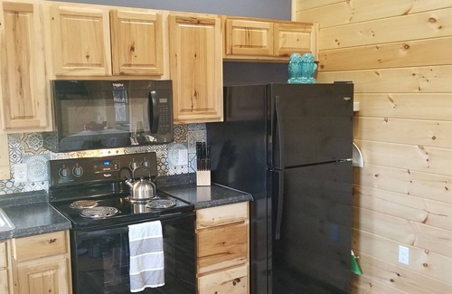 Whittier Cabina | 8 mi to Casino 11 mi to Polar Express, Hot tub, robes and Views, dogs ok