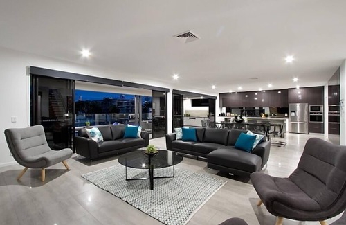 Broadbeach Waters Casa | ELITE HOLIDAY HOMES - SUBLIME @ BROADBEACH