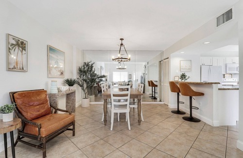 Bella Vista Condominio | Le encantará aquí! - 2 pisos Condo, 3 minutos a pie de la playa de