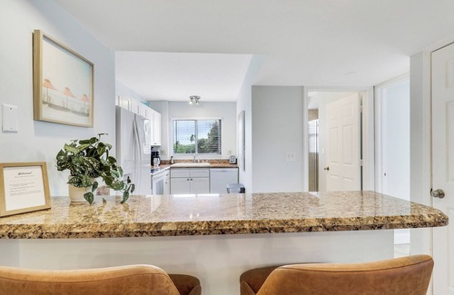 Bella Vista Condominio | Le encantará aquí! - 2 pisos Condo, 3 minutos a pie de la playa de