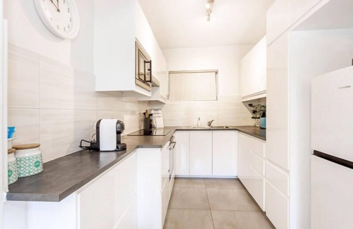 South Perth Apartamento | Renovated Apartment with Treetop Views. Free WIFI and parking.