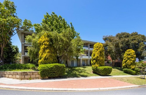 South Perth Apartamento | Renovated Apartment with Treetop Views. Free WIFI and parking.