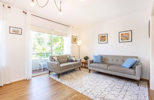 South Perth Apartamento | Renovated Apartment with Treetop Views. Free WIFI and parking.