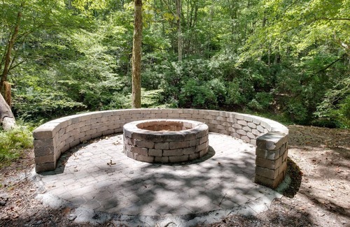 Blairsville Cabina | Young Cane Creek Retreat-3 camas / 4 baños cabina frente al arroyo