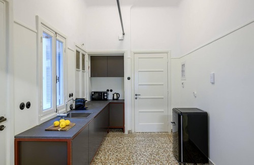 Plaka Apartamento | Your 4 Bdrm Dream House w Acropolis View Jacuzzi