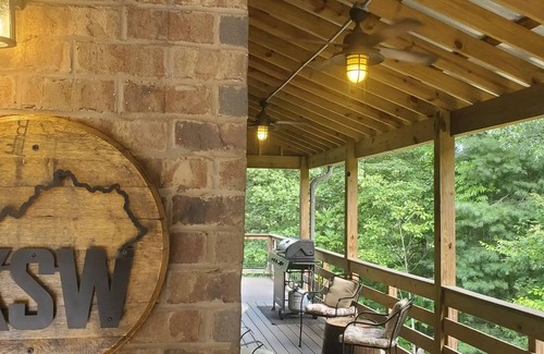 Rogers Chalet De Esquí | Nuevo y espacioso chalet frente al lago en Red River Gorge / Natural Bridge Kentucky
