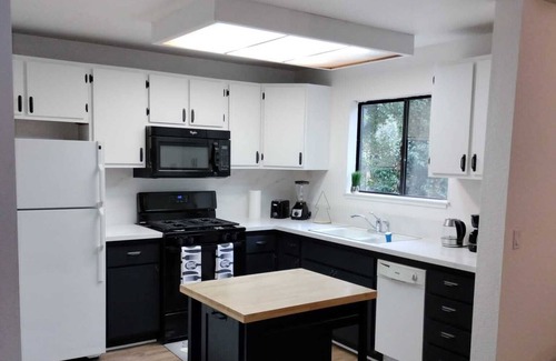 Auburn Casa | Your casita in Auburn 2bedroom 1bath cozy house pet friendly.