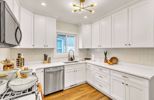 Brookfield Casa | Your Chicago Hub~ 4 minute Walk to Train~ Pets OK