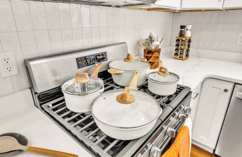 Brookfield Casa | Your Chicago Hub~ 4 minute Walk to Train~ Pets OK