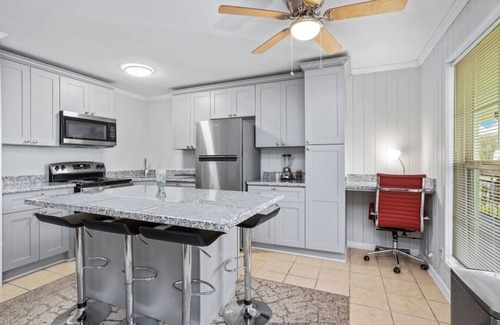 Iowa Apartamento | Your Chillax Cozy Spot to Unwind n Recharge - HAR4