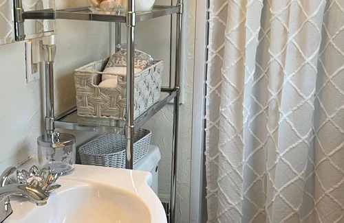 Churchhill Casa | Your comfortable home with office space? Equipped kitchen and free internet