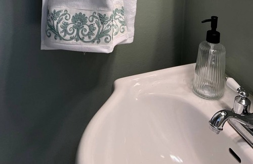 Churchhill Casa | Your comfortable home with office space? Equipped kitchen and free internet