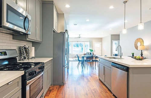 Greater East End Casa | 🏘️ Your Comfy Bungalows! 🏘️ Sleeps 30/12BR/8BA/16PA ⭐️⭐️⭐️⭐️⭐️