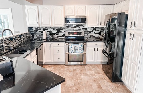 Conneaut Lake Apartamento | Your Conneaut Lake Getaway: Comfy 3BR Duplex, Hot Tub, Fenced Yard!