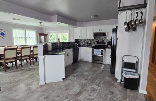 Conneaut Lake Apartamento | Your Conneaut Lake Getaway: Comfy 3BR Duplex, Hot Tub, Fenced Yard!