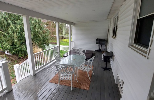 Conneaut Lake Apartamento | Your Conneaut Lake Getaway: Comfy 3BR Duplex, Hot Tub, Fenced Yard!