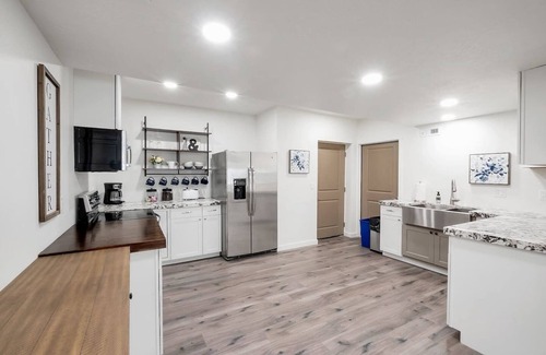 Lakeview Casa | Your Cozy Getaway: Wake Up to Waffles & Comfort!
