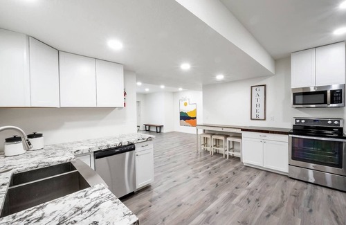 Lakeview Casa | Your Cozy Getaway: Wake Up to Waffles & Comfort!