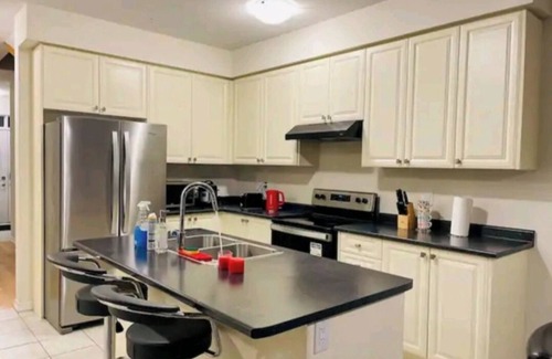 Thorold Casa | Your Cozy Staycation is a click Away!