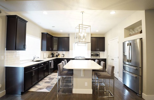 Green Valley Ranch Casa | Your Dream Gateway Near DIA. 5-bedroom house in awesome Denver with WiFi, AC