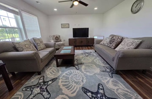 Georgetown Casa | Your fam will be close to everything when stay at this centrally-located place.
