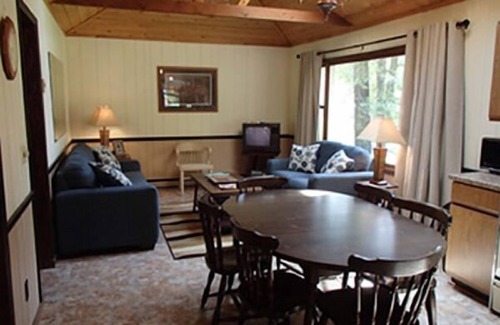 Baileys Harbor Cabaña | ¡A su familia le encantará la hermosa vista al lago en esta cómoda cabaña!
