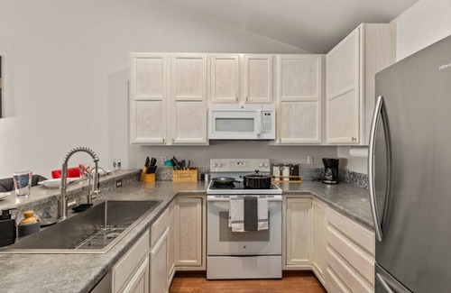 Fort Collins Apartamento | Your Foothills Retreat | Dogs welcome | 30+ days