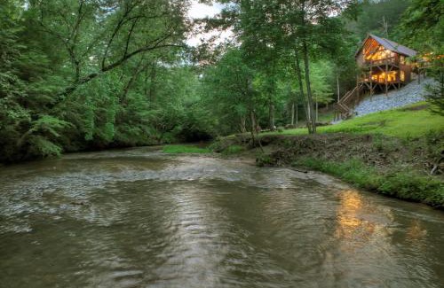 Mineral Bluff Villa | Your Happy Place - Rustic lodge vibes meet luxurious modern amenities