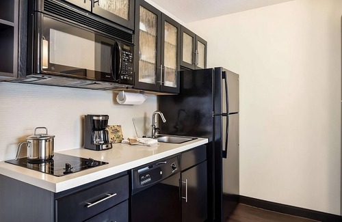 Linthicum Heights Complejo | Your Home Away From Home! Pool, Pet-Friendly Unit, Near Edgar Allen Poe Museum