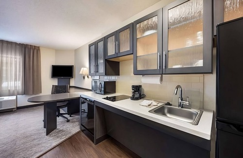 Linthicum Heights Complejo | Your Home Away From Home! Pool, Pet-Friendly Unit, Near Edgar Allen Poe Museum