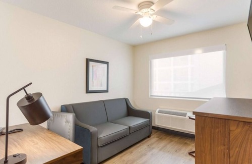 Merry Oaks Casa | Your Home Away From Home! 4 Comfortable Units, Free Breakfast & Parking, Pool