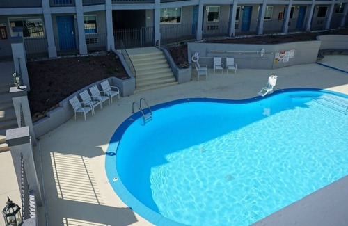 Merry Oaks Casa | Your Home Away From Home! 4 Comfortable Units, Free Breakfast & Parking, Pool