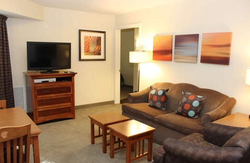 Vancouver Hotel | Your Home Away From Home! 3 Comfortable Units, Free Breakfast, Outdoor Pool!