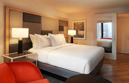 Streeterville Hotel | Your Home Away From Home! 3 Relaxing Units, Outdoor Pool, Onsite Parking!