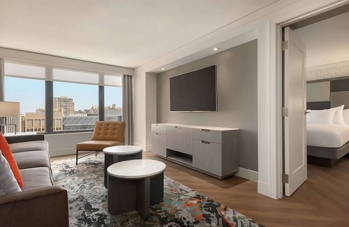 Streeterville Hotel | Your Home Away From Home! 3 Relaxing Units, Outdoor Pool, Onsite Parking!